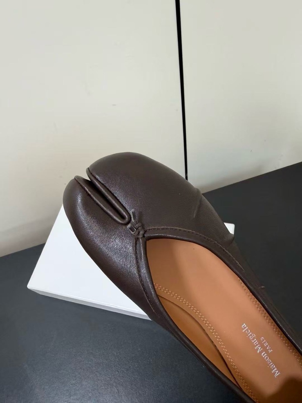 Maison Margiela Tabi Brown Leather Split-Toe Ballet Flats - Picture 6 of 6